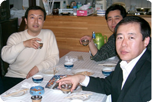 料理がとてもおいしく、左下写真の皆が持つグラスに並々と注がれたウォッカはいくら飲んでも酔わない美味しさでした。これも美味しいモンゴル料理との組み合わせがなせる技なのでしょう。